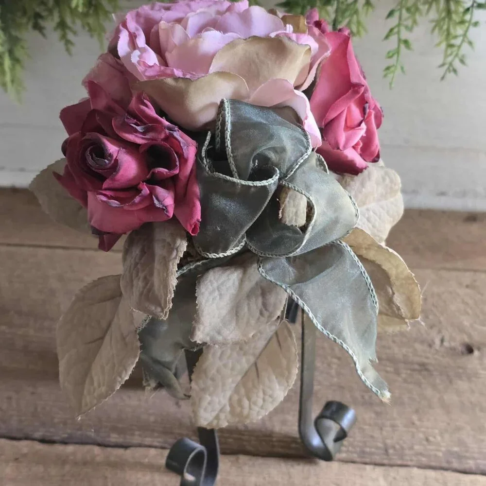Shabby Chic Artificial Rose Leaf Floral Arrangement Scrolled Standing Decoration